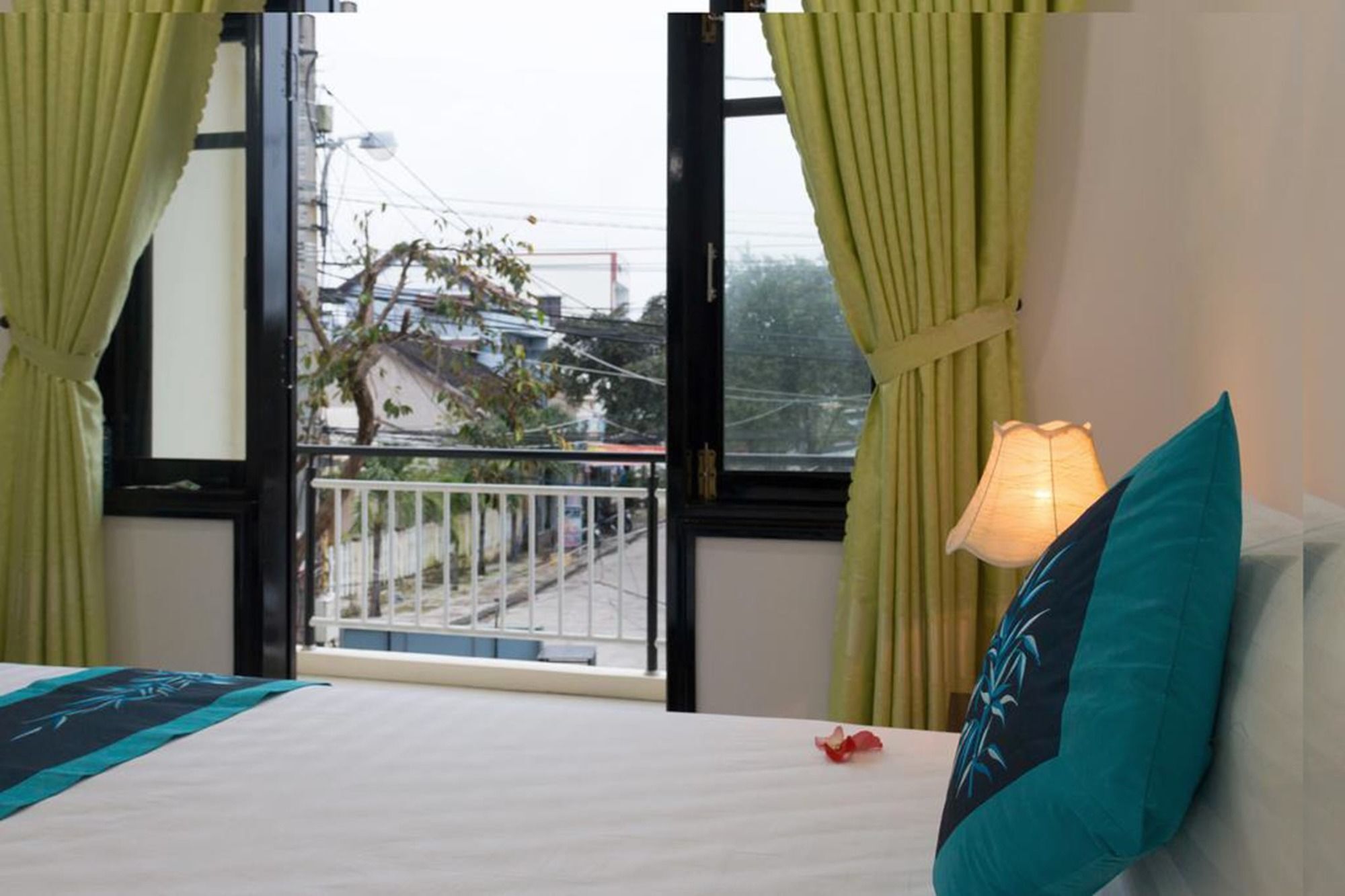 Sunshine Homestay Хойан Экстерьер фото